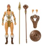 TEELA MASTERS OF THE UNIVERSE NEW ETERNIA MASTERVERSE. Esta figura de acción MOTU Masterverse de Teela está lista para la batalla al estilo de Nueva Eternia. La Diosa Guerrera Heroica de Masters of the Universe está diseñada a escala de 18 cm con 30 puntos de articulación. Además de una armadura de cabeza de cobra extraíble, incluye una lanza inspirada en las primeras ilustraciones de Mark Taylor, un bastón con cabeza de cobra, un escudo y un par de manos intercambiables. Presenta el alto nivel de detalle que exigen los coleccionistas y se presenta en una elegante caja con ventana, ideal para exhibir. Esta Teela de Nueva Eternia es una gran adición a cualquier colección de Masters del Universo; ideal para fans de MOTU a partir de 6 años. Los colores y las decoraciones pueden variar.