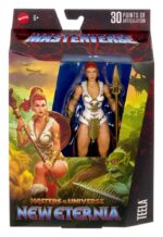 TEELA MASTERS OF THE UNIVERSE NEW ETERNIA MASTERVERSE. Esta figura de acción MOTU Masterverse de Teela está lista para la batalla al estilo de Nueva Eternia. La Diosa Guerrera Heroica de Masters of the Universe está diseñada a escala de 18 cm con 30 puntos de articulación. Además de una armadura de cabeza de cobra extraíble, incluye una lanza inspirada en las primeras ilustraciones de Mark Taylor, un bastón con cabeza de cobra, un escudo y un par de manos intercambiables. Presenta el alto nivel de detalle que exigen los coleccionistas y se presenta en una elegante caja con ventana, ideal para exhibir. Esta Teela de Nueva Eternia es una gran adición a cualquier colección de Masters del Universo; ideal para fans de MOTU a partir de 6 años. Los colores y las decoraciones pueden variar.