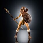 TEELA MASTERS OF THE UNIVERSE NEW ETERNIA MASTERVERSE. Esta figura de acción MOTU Masterverse de Teela está lista para la batalla al estilo de Nueva Eternia. La Diosa Guerrera Heroica de Masters of the Universe está diseñada a escala de 18 cm con 30 puntos de articulación. Además de una armadura de cabeza de cobra extraíble, incluye una lanza inspirada en las primeras ilustraciones de Mark Taylor, un bastón con cabeza de cobra, un escudo y un par de manos intercambiables. Presenta el alto nivel de detalle que exigen los coleccionistas y se presenta en una elegante caja con ventana, ideal para exhibir. Esta Teela de Nueva Eternia es una gran adición a cualquier colección de Masters del Universo; ideal para fans de MOTU a partir de 6 años. Los colores y las decoraciones pueden variar.