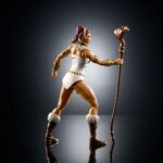 TEELA MASTERS OF THE UNIVERSE NEW ETERNIA MASTERVERSE. Esta figura de acción MOTU Masterverse de Teela está lista para la batalla al estilo de Nueva Eternia. La Diosa Guerrera Heroica de Masters of the Universe está diseñada a escala de 18 cm con 30 puntos de articulación. Además de una armadura de cabeza de cobra extraíble, incluye una lanza inspirada en las primeras ilustraciones de Mark Taylor, un bastón con cabeza de cobra, un escudo y un par de manos intercambiables. Presenta el alto nivel de detalle que exigen los coleccionistas y se presenta en una elegante caja con ventana, ideal para exhibir. Esta Teela de Nueva Eternia es una gran adición a cualquier colección de Masters del Universo; ideal para fans de MOTU a partir de 6 años. Los colores y las decoraciones pueden variar.