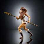 TEELA MASTERS OF THE UNIVERSE NEW ETERNIA MASTERVERSE. Esta figura de acción MOTU Masterverse de Teela está lista para la batalla al estilo de Nueva Eternia. La Diosa Guerrera Heroica de Masters of the Universe está diseñada a escala de 18 cm con 30 puntos de articulación. Además de una armadura de cabeza de cobra extraíble, incluye una lanza inspirada en las primeras ilustraciones de Mark Taylor, un bastón con cabeza de cobra, un escudo y un par de manos intercambiables. Presenta el alto nivel de detalle que exigen los coleccionistas y se presenta en una elegante caja con ventana, ideal para exhibir. Esta Teela de Nueva Eternia es una gran adición a cualquier colección de Masters del Universo; ideal para fans de MOTU a partir de 6 años. Los colores y las decoraciones pueden variar.