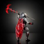 HORDAK MASTERS OF THE UNIVERSE NEW ETERNIA MASTERVERSE. ¡Es un momento emocionante para ser fan de Masters of the Universe! Tanto para los fans de toda la vida como para la nueva generación de niños amantes de la acción y la aventura, es hora de descubrir la emocionante acción y las aventuras de He-Man, Skeletor, los secretos del Castillo Grayskull y mucho más. ¡Esta figura de acción MOTU Masterverse Hordak está inspirada en la serie de televisión original She-Ra: La Princesa del Poder de los años 80 y celebra el 40 aniversario del programa! Diseñado a escala de 18 cm con 30 puntos de articulación, incluye alas articuladas extraíbles, escudo, bastón y un brazo cañón intercambiable con brazaletes de mano y muñeca. Su armadura incluye un arnés de pecho y un brazalete. El líder de la Horda del Mal presenta el alto nivel de detalle que esperan los coleccionistas y se presenta en una elegante caja con ventana, ideal para exhibir.