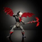 HORDAK MASTERS OF THE UNIVERSE NEW ETERNIA MASTERVERSE. ¡Es un momento emocionante para ser fan de Masters of the Universe! Tanto para los fans de toda la vida como para la nueva generación de niños amantes de la acción y la aventura, es hora de descubrir la emocionante acción y las aventuras de He-Man, Skeletor, los secretos del Castillo Grayskull y mucho más. ¡Esta figura de acción MOTU Masterverse Hordak está inspirada en la serie de televisión original She-Ra: La Princesa del Poder de los años 80 y celebra el 40 aniversario del programa! Diseñado a escala de 18 cm con 30 puntos de articulación, incluye alas articuladas extraíbles, escudo, bastón y un brazo cañón intercambiable con brazaletes de mano y muñeca. Su armadura incluye un arnés de pecho y un brazalete. El líder de la Horda del Mal presenta el alto nivel de detalle que esperan los coleccionistas y se presenta en una elegante caja con ventana, ideal para exhibir.