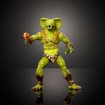 KOBRA KHAN MASTERS OF THE UNIVERSE NEW ETERNIA MASTERVERSE. ¡Es un momento emocionante para ser fan de Masters of the Universe! Tanto para los fans de toda la vida como para la nueva generación de niños amantes de la acción y la aventura, es hora de descubrir la emocionante acción y las aventuras de He-Man, Skeletor, los secretos del Castillo Grayskull y mucho más. Esta figura de acción MOTU Masterverse de Kobra Khan, el malvado maestro de las serpientes, tiene el estilo de Nueva Eternia. Diseñado a escala de 18 cm con 30 puntos de articulación, ofrece el alto nivel de detalle que esperan los coleccionistas, incluyendo un efecto de ojo de cristal y mandíbula articulada. El Guerrero Malvado puede tener el aspecto de Kobra Khan o Camo Khan, con capucha de cobra extraíble, emblema pectoral de los Hombres Serpiente y manos con garras intercambiables. Está armado con una maza, un bláster y un efecto de explosión de veneno que se ajusta a su boca. La figura se presenta en una elegante caja con ventana, ideal para exhibir. Esta figura de Kobra Khan es una gran adición a cualquier colección de Masters del Universo; apta para fans de MOTU a partir de 6 años. Los colores y la decoración pueden variar.
