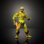 KOBRA KHAN MASTERS OF THE UNIVERSE NEW ETERNIA MASTERVERSE. ¡Es un momento emocionante para ser fan de Masters of the Universe! Tanto para los fans de toda la vida como para la nueva generación de niños amantes de la acción y la aventura, es hora de descubrir la emocionante acción y las aventuras de He-Man, Skeletor, los secretos del Castillo Grayskull y mucho más. Esta figura de acción MOTU Masterverse de Kobra Khan, el malvado maestro de las serpientes, tiene el estilo de Nueva Eternia. Diseñado a escala de 18 cm con 30 puntos de articulación, ofrece el alto nivel de detalle que esperan los coleccionistas, incluyendo un efecto de ojo de cristal y mandíbula articulada. El Guerrero Malvado puede tener el aspecto de Kobra Khan o Camo Khan, con capucha de cobra extraíble, emblema pectoral de los Hombres Serpiente y manos con garras intercambiables. Está armado con una maza, un bláster y un efecto de explosión de veneno que se ajusta a su boca. La figura se presenta en una elegante caja con ventana, ideal para exhibir. Esta figura de Kobra Khan es una gran adición a cualquier colección de Masters del Universo; apta para fans de MOTU a partir de 6 años. Los colores y la decoración pueden variar.