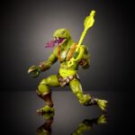 KOBRA KHAN MASTERS OF THE UNIVERSE NEW ETERNIA MASTERVERSE. ¡Es un momento emocionante para ser fan de Masters of the Universe! Tanto para los fans de toda la vida como para la nueva generación de niños amantes de la acción y la aventura, es hora de descubrir la emocionante acción y las aventuras de He-Man, Skeletor, los secretos del Castillo Grayskull y mucho más. Esta figura de acción MOTU Masterverse de Kobra Khan, el malvado maestro de las serpientes, tiene el estilo de Nueva Eternia. Diseñado a escala de 18 cm con 30 puntos de articulación, ofrece el alto nivel de detalle que esperan los coleccionistas, incluyendo un efecto de ojo de cristal y mandíbula articulada. El Guerrero Malvado puede tener el aspecto de Kobra Khan o Camo Khan, con capucha de cobra extraíble, emblema pectoral de los Hombres Serpiente y manos con garras intercambiables. Está armado con una maza, un bláster y un efecto de explosión de veneno que se ajusta a su boca. La figura se presenta en una elegante caja con ventana, ideal para exhibir. Esta figura de Kobra Khan es una gran adición a cualquier colección de Masters del Universo; apta para fans de MOTU a partir de 6 años. Los colores y la decoración pueden variar.