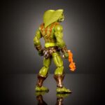 KOBRA KHAN MASTERS OF THE UNIVERSE NEW ETERNIA MASTERVERSE. ¡Es un momento emocionante para ser fan de Masters of the Universe! Tanto para los fans de toda la vida como para la nueva generación de niños amantes de la acción y la aventura, es hora de descubrir la emocionante acción y las aventuras de He-Man, Skeletor, los secretos del Castillo Grayskull y mucho más. Esta figura de acción MOTU Masterverse de Kobra Khan, el malvado maestro de las serpientes, tiene el estilo de Nueva Eternia. Diseñado a escala de 18 cm con 30 puntos de articulación, ofrece el alto nivel de detalle que esperan los coleccionistas, incluyendo un efecto de ojo de cristal y mandíbula articulada. El Guerrero Malvado puede tener el aspecto de Kobra Khan o Camo Khan, con capucha de cobra extraíble, emblema pectoral de los Hombres Serpiente y manos con garras intercambiables. Está armado con una maza, un bláster y un efecto de explosión de veneno que se ajusta a su boca. La figura se presenta en una elegante caja con ventana, ideal para exhibir. Esta figura de Kobra Khan es una gran adición a cualquier colección de Masters del Universo; apta para fans de MOTU a partir de 6 años. Los colores y la decoración pueden variar.