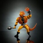 SPIKOR MASTERS OF THE UNIVERSE ORIGINS SKETCHBOOK SERIES. Las figuras de esta colección miden 5,5 pulgadas de alto y tienen 16 articulaciones móviles. Son altamente articuladas para una diversión imaginativa y orientada a la acción. ¡Al estilo Masters of the Universe! Los fanáticos de toda la vida apreciarán tanto los detalles de diseño vintage que honran la herencia de esta querida franquicia de aventuras como las actualizaciones de diseño que agregan una mirada emocionante al futuro. ¡Cada figura viene con un accesorio de batalla y un mini cómic de una serie que explora nuevas historias y presenta héroes, villanos y aliados en la eterna batalla entre el bien y el mal! A los aficionados les encantará el embalaje retro de estilo clásico. Esté atento a los nuevos personajes que están por llegar y seleccione una colección para jugar e intercambiar.