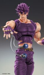 JOSEPH JOESTAR THIRD JOJO’S BIZARRE ADVENTURE BATTLE TENDENCY CHOZOKADO. Medicos Entertainment presenta dentro de su línea Chozokado la figura articulada de Joseph Joestar Third, el protagonista de la segunda parte del anime "JoJo's Bizarre Adventure: Battle Tendency". Esta pieza mide aproximadamente 16,5 cm de alto e incluye: 5x pares de manos intercambiables, 2x placas faciales (serio y batalla), 1x ballesta desmontable, 1x Clackers, 1x martillo y 1x base con soporte para su exhibición.