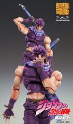 JOSEPH JOESTAR THIRD JOJO’S BIZARRE ADVENTURE BATTLE TENDENCY CHOZOKADO. Medicos Entertainment presenta dentro de su línea Chozokado la figura articulada de Joseph Joestar Third, el protagonista de la segunda parte del anime "JoJo's Bizarre Adventure: Battle Tendency". Esta pieza mide aproximadamente 16,5 cm de alto e incluye: 5x pares de manos intercambiables, 2x placas faciales (serio y batalla), 1x ballesta desmontable, 1x Clackers, 1x martillo y 1x base con soporte para su exhibición.