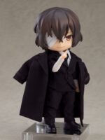 OSAMU DAZAI: DARK ERA BUNGO STRAY DOGS NENDOROID DOLL. Orange Rouge presenta dentro de su línea Nendoroid Doll la figura articulada de Osamu Dazai vestido con su atuendo de ejecutivo de la mafia portuaria. Esta figura del personaje del anime "Bungo Stray Dogs" mide 14 cm de altura y, como todas las figuras de esta línea, incluye prendas de ropa además de otros accesorios: 1x traje de dos piezas con camisa y corbata, 1x gabardina, 1x zapatos con suela imantada, 1x base magnética cuadrada con soporte para exposición y otras piezas intercambiables para su exhibición.