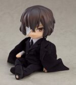OSAMU DAZAI: DARK ERA BUNGO STRAY DOGS NENDOROID DOLL. Orange Rouge presenta dentro de su línea Nendoroid Doll la figura articulada de Osamu Dazai vestido con su atuendo de ejecutivo de la mafia portuaria. Esta figura del personaje del anime "Bungo Stray Dogs" mide 14 cm de altura y, como todas las figuras de esta línea, incluye prendas de ropa además de otros accesorios: 1x traje de dos piezas con camisa y corbata, 1x gabardina, 1x zapatos con suela imantada, 1x base magnética cuadrada con soporte para exposición y otras piezas intercambiables para su exhibición.