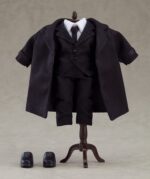OSAMU DAZAI: DARK ERA BUNGO STRAY DOGS NENDOROID DOLL. Orange Rouge presenta dentro de su línea Nendoroid Doll la figura articulada de Osamu Dazai vestido con su atuendo de ejecutivo de la mafia portuaria. Esta figura del personaje del anime "Bungo Stray Dogs" mide 14 cm de altura y, como todas las figuras de esta línea, incluye prendas de ropa además de otros accesorios: 1x traje de dos piezas con camisa y corbata, 1x gabardina, 1x zapatos con suela imantada, 1x base magnética cuadrada con soporte para exposición y otras piezas intercambiables para su exhibición.
