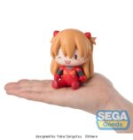 ASUKA PLUG SUIT EVANGELION: NEW THEATRICAL EDITION FUWA PETIT CHIBI. Minifigura de la película animada "Evangelion: New Theatrical Edition". Mide 8 cm. Ofrece una versión adorable de la piloto del EVA-02 en formato miniatura. Con 8 cm de altura, esta figura estilo chibi presenta a Asuka con su característico plug suit rojo de Evangelion New Theatrical Edition, destacando un diseño compacto, expresivo y lleno de encanto para los fans de la saga.