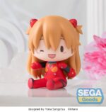 ASUKA PLUG SUIT EVANGELION: NEW THEATRICAL EDITION FUWA PETIT CHIBI. Minifigura de la película animada "Evangelion: New Theatrical Edition". Mide 8 cm. Ofrece una versión adorable de la piloto del EVA-02 en formato miniatura. Con 8 cm de altura, esta figura estilo chibi presenta a Asuka con su característico plug suit rojo de Evangelion New Theatrical Edition, destacando un diseño compacto, expresivo y lleno de encanto para los fans de la saga.