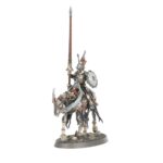 SPEARHEAD: SOULBLIGHT GRAVELORDS – DEATHRATTLE TOMB HOST WARHAMMER AGE OF SIGMAR. Las Huestes sepulcrales Repicahuesos ejemplifican el poderío militar de los reinos tumularios. Son creadas cuando los dominios de un Rey Tumulario se vacían para la guerra, armando a los ciudadanos no muertos con lanzas y espadas bajo el silencioso mando de su señor eterno. Responde a la llamada a las armas con esta caja, ideal para empezar o ampliar una colección de Necroseñores Pudrealmas de forma más económica que comprando los kits por separado. El ejército está liderado por un imponente Rey Tumulario que lucha al frente de sus hordas protegido por la experimentada Guardia Fúnebre. Una unidad de Caballeros Fúnebres carga para aplastar a las unidades más resistentes y tomar objetivos clave mientras una gran unidad de Esqueletos Repicahuesos controla el tablero y protege activos vitales. Estas miniaturas forman una Punta de lanza completa, lo que significa que podrás ponerte a disputar reñidas partidas tácticas y aplastar a los vivos nada más abrir la caja.