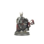 SPEARHEAD: SOULBLIGHT GRAVELORDS – DEATHRATTLE TOMB HOST WARHAMMER AGE OF SIGMAR. Las Huestes sepulcrales Repicahuesos ejemplifican el poderío militar de los reinos tumularios. Son creadas cuando los dominios de un Rey Tumulario se vacían para la guerra, armando a los ciudadanos no muertos con lanzas y espadas bajo el silencioso mando de su señor eterno. Responde a la llamada a las armas con esta caja, ideal para empezar o ampliar una colección de Necroseñores Pudrealmas de forma más económica que comprando los kits por separado. El ejército está liderado por un imponente Rey Tumulario que lucha al frente de sus hordas protegido por la experimentada Guardia Fúnebre. Una unidad de Caballeros Fúnebres carga para aplastar a las unidades más resistentes y tomar objetivos clave mientras una gran unidad de Esqueletos Repicahuesos controla el tablero y protege activos vitales. Estas miniaturas forman una Punta de lanza completa, lo que significa que podrás ponerte a disputar reñidas partidas tácticas y aplastar a los vivos nada más abrir la caja.