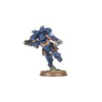 COMBAT PATROL: RAVEN GUARD WARHAMMER 40000. La Guardia del Cuervo emplea el sigilo y la inteligencia con gran eficacia, elaborando planes que les permiten golpear con fuerza y velocidad allá donde más daño haga. Esto les permite abrumar a sus rivales incluso con fuerzas reducidas: lanzan audaces asaltos que toman al enemigo por sorpresa y desaparecen con la misma velocidad, prestos a abalanzarse sobre su siguiente objetivo. Si quieres eliminar con presteza las amenazas al Imperium, esta caja es perfecta para empezar o ampliar una colección de la Guardia del Cuervo de forma más económica que comprando los kits por separado. Un móvil Capitán con propulsor de salto dirige la fuerza, acompañado por una unidad de Intercesores con propulsores de salto. Los Infiltradores y el Exoesqueleto Táctico Invictor proporcionan fuego de apoyo y toman objetivos clave. Estas 17 miniaturas de plástico representan una fuerza completa de la Guardia del Cuervo para usar en disputadas partidas del formato Patrulla de Warhammer 40,000. Puedes descargar de forma gratuita las reglas de esta Patrulla del sitio web de Warhammer Community.