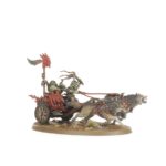 SPEARHEAD: GLOOMSPITE GITZ – SNARLPCK HUNTAZ WARHAMMER AGE OF SIGMAR. Cuando marcha en busca de nuevas tierras para su manada, un Jefe Gruñón cabalga a la cabeza de una selecta expedición conocida como Gruñemanada de Kazadorez. Un leal Zékito de Kabalgaloboz acompaña a su jefe junto a Gruñemanadaz de Caballería y Karrobramantez Robazolez. Golpean con presura en un frenesí de lanzas, garras y colmillos. Si quieres conquistar los Reinos Mortales bajo la atenta mirada de Fatigaz Karabrillante, esta caja es la forma perfecta de empezar o ampliar un ejército de Tipejoz Nokturnoz de forma más económica que comprando los kits por separado. Liderados por un maligno Jefe Gruñón en lobo y su Zékito de Kabalgaloboz, esta fuerza es vertiginosamente veloz. La agresiva Gruñemanada de Caballería avanza con presteza para tomar objetivos y debilitar a las unidades enemigas mientras los Karrobramantez Robazolez se abren paso despedazando a los blancos más duros. Estas miniaturas forman una Punta de lanza completa, lo que significa que podrás ponerte a disputar reñidas partidas tácticas y reclamar nuevos territorios nada más abrir la caja.