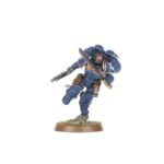 COMBAT PATROL: RAVEN GUARD WARHAMMER 40000. La Guardia del Cuervo emplea el sigilo y la inteligencia con gran eficacia, elaborando planes que les permiten golpear con fuerza y velocidad allá donde más daño haga. Esto les permite abrumar a sus rivales incluso con fuerzas reducidas: lanzan audaces asaltos que toman al enemigo por sorpresa y desaparecen con la misma velocidad, prestos a abalanzarse sobre su siguiente objetivo. Si quieres eliminar con presteza las amenazas al Imperium, esta caja es perfecta para empezar o ampliar una colección de la Guardia del Cuervo de forma más económica que comprando los kits por separado. Un móvil Capitán con propulsor de salto dirige la fuerza, acompañado por una unidad de Intercesores con propulsores de salto. Los Infiltradores y el Exoesqueleto Táctico Invictor proporcionan fuego de apoyo y toman objetivos clave. Estas 17 miniaturas de plástico representan una fuerza completa de la Guardia del Cuervo para usar en disputadas partidas del formato Patrulla de Warhammer 40,000. Puedes descargar de forma gratuita las reglas de esta Patrulla del sitio web de Warhammer Community.