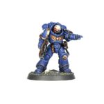 COMBAT PATROL: IMPERIAL FISTS WARHAMMER 40000. Los Puños Imperiales son conocidos por su estoica determinación y su dominio de la guerra de asedio, y por construir bastiones impenetrables. Prefieren el blindaje pesado y las líneas eficientes, negándose a ceder un milímetro de terreno por fuerte que sea la presión del enemigo. Si quieres defender con estoicismo el Imperium, esta caja es perfecta para empezar o ampliar una colección de Puños Imperiales de forma más económica que comprando los kits por separado. Liderados por un heroico Capitán y su escuadra de élite de Héroes de la Compañía, los Intercesores Pesados y los Exterminadores atraviesan el fuego enemigo más intenso. Una escuadra de Intercesores despacha cualquier resistencia que quede y toma objetivos clave. Estas 21 miniaturas de plástico representan una fuerza completa de Puños Imperiales para usar en disputadas partidas tácticas del formato Patrulla de Warhammer 40,000. Puedes descargar de forma gratuita las reglas de esta Patrulla del sitio web de Warhammer Community.