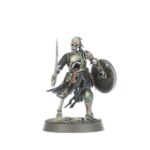 SPEARHEAD: SOULBLIGHT GRAVELORDS – DEATHRATTLE TOMB HOST WARHAMMER AGE OF SIGMAR. Las Huestes sepulcrales Repicahuesos ejemplifican el poderío militar de los reinos tumularios. Son creadas cuando los dominios de un Rey Tumulario se vacían para la guerra, armando a los ciudadanos no muertos con lanzas y espadas bajo el silencioso mando de su señor eterno. Responde a la llamada a las armas con esta caja, ideal para empezar o ampliar una colección de Necroseñores Pudrealmas de forma más económica que comprando los kits por separado. El ejército está liderado por un imponente Rey Tumulario que lucha al frente de sus hordas protegido por la experimentada Guardia Fúnebre. Una unidad de Caballeros Fúnebres carga para aplastar a las unidades más resistentes y tomar objetivos clave mientras una gran unidad de Esqueletos Repicahuesos controla el tablero y protege activos vitales. Estas miniaturas forman una Punta de lanza completa, lo que significa que podrás ponerte a disputar reñidas partidas tácticas y aplastar a los vivos nada más abrir la caja.