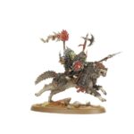 SPEARHEAD: GLOOMSPITE GITZ – SNARLPCK HUNTAZ WARHAMMER AGE OF SIGMAR. Cuando marcha en busca de nuevas tierras para su manada, un Jefe Gruñón cabalga a la cabeza de una selecta expedición conocida como Gruñemanada de Kazadorez. Un leal Zékito de Kabalgaloboz acompaña a su jefe junto a Gruñemanadaz de Caballería y Karrobramantez Robazolez. Golpean con presura en un frenesí de lanzas, garras y colmillos. Si quieres conquistar los Reinos Mortales bajo la atenta mirada de Fatigaz Karabrillante, esta caja es la forma perfecta de empezar o ampliar un ejército de Tipejoz Nokturnoz de forma más económica que comprando los kits por separado. Liderados por un maligno Jefe Gruñón en lobo y su Zékito de Kabalgaloboz, esta fuerza es vertiginosamente veloz. La agresiva Gruñemanada de Caballería avanza con presteza para tomar objetivos y debilitar a las unidades enemigas mientras los Karrobramantez Robazolez se abren paso despedazando a los blancos más duros. Estas miniaturas forman una Punta de lanza completa, lo que significa que podrás ponerte a disputar reñidas partidas tácticas y reclamar nuevos territorios nada más abrir la caja.