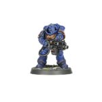 COMBAT PATROL: IMPERIAL FISTS WARHAMMER 40000. Los Puños Imperiales son conocidos por su estoica determinación y su dominio de la guerra de asedio, y por construir bastiones impenetrables. Prefieren el blindaje pesado y las líneas eficientes, negándose a ceder un milímetro de terreno por fuerte que sea la presión del enemigo. Si quieres defender con estoicismo el Imperium, esta caja es perfecta para empezar o ampliar una colección de Puños Imperiales de forma más económica que comprando los kits por separado. Liderados por un heroico Capitán y su escuadra de élite de Héroes de la Compañía, los Intercesores Pesados y los Exterminadores atraviesan el fuego enemigo más intenso. Una escuadra de Intercesores despacha cualquier resistencia que quede y toma objetivos clave. Estas 21 miniaturas de plástico representan una fuerza completa de Puños Imperiales para usar en disputadas partidas tácticas del formato Patrulla de Warhammer 40,000. Puedes descargar de forma gratuita las reglas de esta Patrulla del sitio web de Warhammer Community.