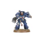 COMBAT PATROL: IMPERIAL FISTS WARHAMMER 40000. Los Puños Imperiales son conocidos por su estoica determinación y su dominio de la guerra de asedio, y por construir bastiones impenetrables. Prefieren el blindaje pesado y las líneas eficientes, negándose a ceder un milímetro de terreno por fuerte que sea la presión del enemigo. Si quieres defender con estoicismo el Imperium, esta caja es perfecta para empezar o ampliar una colección de Puños Imperiales de forma más económica que comprando los kits por separado. Liderados por un heroico Capitán y su escuadra de élite de Héroes de la Compañía, los Intercesores Pesados y los Exterminadores atraviesan el fuego enemigo más intenso. Una escuadra de Intercesores despacha cualquier resistencia que quede y toma objetivos clave. Estas 21 miniaturas de plástico representan una fuerza completa de Puños Imperiales para usar en disputadas partidas tácticas del formato Patrulla de Warhammer 40,000. Puedes descargar de forma gratuita las reglas de esta Patrulla del sitio web de Warhammer Community.