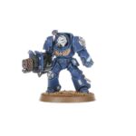 COMBAT PATROL: IMPERIAL FISTS WARHAMMER 40000. Los Puños Imperiales son conocidos por su estoica determinación y su dominio de la guerra de asedio, y por construir bastiones impenetrables. Prefieren el blindaje pesado y las líneas eficientes, negándose a ceder un milímetro de terreno por fuerte que sea la presión del enemigo. Si quieres defender con estoicismo el Imperium, esta caja es perfecta para empezar o ampliar una colección de Puños Imperiales de forma más económica que comprando los kits por separado. Liderados por un heroico Capitán y su escuadra de élite de Héroes de la Compañía, los Intercesores Pesados y los Exterminadores atraviesan el fuego enemigo más intenso. Una escuadra de Intercesores despacha cualquier resistencia que quede y toma objetivos clave. Estas 21 miniaturas de plástico representan una fuerza completa de Puños Imperiales para usar en disputadas partidas tácticas del formato Patrulla de Warhammer 40,000. Puedes descargar de forma gratuita las reglas de esta Patrulla del sitio web de Warhammer Community.