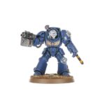 COMBAT PATROL: IMPERIAL FISTS WARHAMMER 40000. Los Puños Imperiales son conocidos por su estoica determinación y su dominio de la guerra de asedio, y por construir bastiones impenetrables. Prefieren el blindaje pesado y las líneas eficientes, negándose a ceder un milímetro de terreno por fuerte que sea la presión del enemigo. Si quieres defender con estoicismo el Imperium, esta caja es perfecta para empezar o ampliar una colección de Puños Imperiales de forma más económica que comprando los kits por separado. Liderados por un heroico Capitán y su escuadra de élite de Héroes de la Compañía, los Intercesores Pesados y los Exterminadores atraviesan el fuego enemigo más intenso. Una escuadra de Intercesores despacha cualquier resistencia que quede y toma objetivos clave. Estas 21 miniaturas de plástico representan una fuerza completa de Puños Imperiales para usar en disputadas partidas tácticas del formato Patrulla de Warhammer 40,000. Puedes descargar de forma gratuita las reglas de esta Patrulla del sitio web de Warhammer Community.