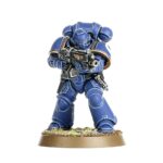 COMBAT PATROL: IMPERIAL FISTS WARHAMMER 40000. Los Puños Imperiales son conocidos por su estoica determinación y su dominio de la guerra de asedio, y por construir bastiones impenetrables. Prefieren el blindaje pesado y las líneas eficientes, negándose a ceder un milímetro de terreno por fuerte que sea la presión del enemigo. Si quieres defender con estoicismo el Imperium, esta caja es perfecta para empezar o ampliar una colección de Puños Imperiales de forma más económica que comprando los kits por separado. Liderados por un heroico Capitán y su escuadra de élite de Héroes de la Compañía, los Intercesores Pesados y los Exterminadores atraviesan el fuego enemigo más intenso. Una escuadra de Intercesores despacha cualquier resistencia que quede y toma objetivos clave. Estas 21 miniaturas de plástico representan una fuerza completa de Puños Imperiales para usar en disputadas partidas tácticas del formato Patrulla de Warhammer 40,000. Puedes descargar de forma gratuita las reglas de esta Patrulla del sitio web de Warhammer Community.