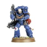 COMBAT PATROL: IMPERIAL FISTS WARHAMMER 40000. Los Puños Imperiales son conocidos por su estoica determinación y su dominio de la guerra de asedio, y por construir bastiones impenetrables. Prefieren el blindaje pesado y las líneas eficientes, negándose a ceder un milímetro de terreno por fuerte que sea la presión del enemigo. Si quieres defender con estoicismo el Imperium, esta caja es perfecta para empezar o ampliar una colección de Puños Imperiales de forma más económica que comprando los kits por separado. Liderados por un heroico Capitán y su escuadra de élite de Héroes de la Compañía, los Intercesores Pesados y los Exterminadores atraviesan el fuego enemigo más intenso. Una escuadra de Intercesores despacha cualquier resistencia que quede y toma objetivos clave. Estas 21 miniaturas de plástico representan una fuerza completa de Puños Imperiales para usar en disputadas partidas tácticas del formato Patrulla de Warhammer 40,000. Puedes descargar de forma gratuita las reglas de esta Patrulla del sitio web de Warhammer Community.