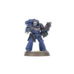 COMBAT PATROL: IMPERIAL FISTS WARHAMMER 40000. Los Puños Imperiales son conocidos por su estoica determinación y su dominio de la guerra de asedio, y por construir bastiones impenetrables. Prefieren el blindaje pesado y las líneas eficientes, negándose a ceder un milímetro de terreno por fuerte que sea la presión del enemigo. Si quieres defender con estoicismo el Imperium, esta caja es perfecta para empezar o ampliar una colección de Puños Imperiales de forma más económica que comprando los kits por separado. Liderados por un heroico Capitán y su escuadra de élite de Héroes de la Compañía, los Intercesores Pesados y los Exterminadores atraviesan el fuego enemigo más intenso. Una escuadra de Intercesores despacha cualquier resistencia que quede y toma objetivos clave. Estas 21 miniaturas de plástico representan una fuerza completa de Puños Imperiales para usar en disputadas partidas tácticas del formato Patrulla de Warhammer 40,000. Puedes descargar de forma gratuita las reglas de esta Patrulla del sitio web de Warhammer Community.