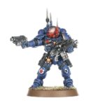 COMBAT PATROL: RAVEN GUARD WARHAMMER 40000. La Guardia del Cuervo emplea el sigilo y la inteligencia con gran eficacia, elaborando planes que les permiten golpear con fuerza y velocidad allá donde más daño haga. Esto les permite abrumar a sus rivales incluso con fuerzas reducidas: lanzan audaces asaltos que toman al enemigo por sorpresa y desaparecen con la misma velocidad, prestos a abalanzarse sobre su siguiente objetivo. Si quieres eliminar con presteza las amenazas al Imperium, esta caja es perfecta para empezar o ampliar una colección de la Guardia del Cuervo de forma más económica que comprando los kits por separado. Un móvil Capitán con propulsor de salto dirige la fuerza, acompañado por una unidad de Intercesores con propulsores de salto. Los Infiltradores y el Exoesqueleto Táctico Invictor proporcionan fuego de apoyo y toman objetivos clave. Estas 17 miniaturas de plástico representan una fuerza completa de la Guardia del Cuervo para usar en disputadas partidas del formato Patrulla de Warhammer 40,000. Puedes descargar de forma gratuita las reglas de esta Patrulla del sitio web de Warhammer Community.