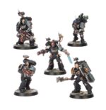 KILL TEAM: TOMB WORLD WARHAMMER 40000. El aparentemente desolado planeta Somneft esconde una amenaza latente: una tumba necrona que los Vigías de la Muerte han jurado aplastar antes de que pueda levantarse. Los comandos de hermanos de batalla se abren paso al interior, tratando de establecer la verdadera magnitud de la amenaza sin desencadenar un despertar catastrófico que aniquilaría mundos. Sin embargo, la estructura no está totalmente inactiva. Una Criptecnóloga excéntrica, activa durante milenios y ayudada por su séquito sin mente, ha manipulado los estratos de la tumba para sus propios fines. Demente y psicótica, persigue a su vez a los Vigías invasores, viendo en ellos una nueva fuente de experimentación. Esta explosiva expansión de Kill Team enfrenta a dos comandos de agentes de élite entre las ruinas ancestrales de una cripta necrona. En la caja encontrarás dos escuadras de Marines Espaciales cazadores de xenos de los Vigías de la Muerte, especialistas consagrados a cazar amenazas xenos en nombre de la Inquisición, así como una extraña Criptecnóloga insectoide y su hueste de constructos, otrora destinados a reparar la aletargada maquinaria de los Necrones. También incluye una zona de aniquilación con terreno necrón, las reglas para las que jugar en sus claustrofóbicos pasillos y un conjunto de marcadores y tarjetas que te ayudarán a llevar la cuenta de todo. Además de todo lo anterior, la caja trae Guerreros Necrones, Enjambres de Escarabajos y packs de misiones con los que librar escaramuzas en esta necrópolis despertada. Juega solo, con un compañero o contra otro comando mientras los agentes no jugadores amenazan vuestra misión.
