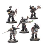 KILL TEAM: TOMB WORLD WARHAMMER 40000. El aparentemente desolado planeta Somneft esconde una amenaza latente: una tumba necrona que los Vigías de la Muerte han jurado aplastar antes de que pueda levantarse. Los comandos de hermanos de batalla se abren paso al interior, tratando de establecer la verdadera magnitud de la amenaza sin desencadenar un despertar catastrófico que aniquilaría mundos. Sin embargo, la estructura no está totalmente inactiva. Una Criptecnóloga excéntrica, activa durante milenios y ayudada por su séquito sin mente, ha manipulado los estratos de la tumba para sus propios fines. Demente y psicótica, persigue a su vez a los Vigías invasores, viendo en ellos una nueva fuente de experimentación. Esta explosiva expansión de Kill Team enfrenta a dos comandos de agentes de élite entre las ruinas ancestrales de una cripta necrona. En la caja encontrarás dos escuadras de Marines Espaciales cazadores de xenos de los Vigías de la Muerte, especialistas consagrados a cazar amenazas xenos en nombre de la Inquisición, así como una extraña Criptecnóloga insectoide y su hueste de constructos, otrora destinados a reparar la aletargada maquinaria de los Necrones. También incluye una zona de aniquilación con terreno necrón, las reglas para las que jugar en sus claustrofóbicos pasillos y un conjunto de marcadores y tarjetas que te ayudarán a llevar la cuenta de todo. Además de todo lo anterior, la caja trae Guerreros Necrones, Enjambres de Escarabajos y packs de misiones con los que librar escaramuzas en esta necrópolis despertada. Juega solo, con un compañero o contra otro comando mientras los agentes no jugadores amenazan vuestra misión.