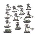 KILL TEAM: TOMB WORLD WARHAMMER 40000. El aparentemente desolado planeta Somneft esconde una amenaza latente: una tumba necrona que los Vigías de la Muerte han jurado aplastar antes de que pueda levantarse. Los comandos de hermanos de batalla se abren paso al interior, tratando de establecer la verdadera magnitud de la amenaza sin desencadenar un despertar catastrófico que aniquilaría mundos. Sin embargo, la estructura no está totalmente inactiva. Una Criptecnóloga excéntrica, activa durante milenios y ayudada por su séquito sin mente, ha manipulado los estratos de la tumba para sus propios fines. Demente y psicótica, persigue a su vez a los Vigías invasores, viendo en ellos una nueva fuente de experimentación. Esta explosiva expansión de Kill Team enfrenta a dos comandos de agentes de élite entre las ruinas ancestrales de una cripta necrona. En la caja encontrarás dos escuadras de Marines Espaciales cazadores de xenos de los Vigías de la Muerte, especialistas consagrados a cazar amenazas xenos en nombre de la Inquisición, así como una extraña Criptecnóloga insectoide y su hueste de constructos, otrora destinados a reparar la aletargada maquinaria de los Necrones. También incluye una zona de aniquilación con terreno necrón, las reglas para las que jugar en sus claustrofóbicos pasillos y un conjunto de marcadores y tarjetas que te ayudarán a llevar la cuenta de todo. Además de todo lo anterior, la caja trae Guerreros Necrones, Enjambres de Escarabajos y packs de misiones con los que librar escaramuzas en esta necrópolis despertada. Juega solo, con un compañero o contra otro comando mientras los agentes no jugadores amenazan vuestra misión.