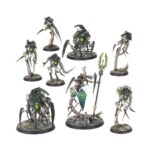 KILL TEAM: TOMB WORLD WARHAMMER 40000. El aparentemente desolado planeta Somneft esconde una amenaza latente: una tumba necrona que los Vigías de la Muerte han jurado aplastar antes de que pueda levantarse. Los comandos de hermanos de batalla se abren paso al interior, tratando de establecer la verdadera magnitud de la amenaza sin desencadenar un despertar catastrófico que aniquilaría mundos. Sin embargo, la estructura no está totalmente inactiva. Una Criptecnóloga excéntrica, activa durante milenios y ayudada por su séquito sin mente, ha manipulado los estratos de la tumba para sus propios fines. Demente y psicótica, persigue a su vez a los Vigías invasores, viendo en ellos una nueva fuente de experimentación. Esta explosiva expansión de Kill Team enfrenta a dos comandos de agentes de élite entre las ruinas ancestrales de una cripta necrona. En la caja encontrarás dos escuadras de Marines Espaciales cazadores de xenos de los Vigías de la Muerte, especialistas consagrados a cazar amenazas xenos en nombre de la Inquisición, así como una extraña Criptecnóloga insectoide y su hueste de constructos, otrora destinados a reparar la aletargada maquinaria de los Necrones. También incluye una zona de aniquilación con terreno necrón, las reglas para las que jugar en sus claustrofóbicos pasillos y un conjunto de marcadores y tarjetas que te ayudarán a llevar la cuenta de todo. Además de todo lo anterior, la caja trae Guerreros Necrones, Enjambres de Escarabajos y packs de misiones con los que librar escaramuzas en esta necrópolis despertada. Juega solo, con un compañero o contra otro comando mientras los agentes no jugadores amenazan vuestra misión.