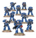 COMBAT PATROL: IMPERIAL FISTS WARHAMMER 40000. Los Puños Imperiales son conocidos por su estoica determinación y su dominio de la guerra de asedio, y por construir bastiones impenetrables. Prefieren el blindaje pesado y las líneas eficientes, negándose a ceder un milímetro de terreno por fuerte que sea la presión del enemigo. Si quieres defender con estoicismo el Imperium, esta caja es perfecta para empezar o ampliar una colección de Puños Imperiales de forma más económica que comprando los kits por separado. Liderados por un heroico Capitán y su escuadra de élite de Héroes de la Compañía, los Intercesores Pesados y los Exterminadores atraviesan el fuego enemigo más intenso. Una escuadra de Intercesores despacha cualquier resistencia que quede y toma objetivos clave. Estas 21 miniaturas de plástico representan una fuerza completa de Puños Imperiales para usar en disputadas partidas tácticas del formato Patrulla de Warhammer 40,000. Puedes descargar de forma gratuita las reglas de esta Patrulla del sitio web de Warhammer Community.