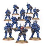 COMBAT PATROL: RAVEN GUARD WARHAMMER 40000. La Guardia del Cuervo emplea el sigilo y la inteligencia con gran eficacia, elaborando planes que les permiten golpear con fuerza y velocidad allá donde más daño haga. Esto les permite abrumar a sus rivales incluso con fuerzas reducidas: lanzan audaces asaltos que toman al enemigo por sorpresa y desaparecen con la misma velocidad, prestos a abalanzarse sobre su siguiente objetivo. Si quieres eliminar con presteza las amenazas al Imperium, esta caja es perfecta para empezar o ampliar una colección de la Guardia del Cuervo de forma más económica que comprando los kits por separado. Un móvil Capitán con propulsor de salto dirige la fuerza, acompañado por una unidad de Intercesores con propulsores de salto. Los Infiltradores y el Exoesqueleto Táctico Invictor proporcionan fuego de apoyo y toman objetivos clave. Estas 17 miniaturas de plástico representan una fuerza completa de la Guardia del Cuervo para usar en disputadas partidas del formato Patrulla de Warhammer 40,000. Puedes descargar de forma gratuita las reglas de esta Patrulla del sitio web de Warhammer Community.