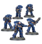 COMBAT PATROL: IMPERIAL FISTS WARHAMMER 40000. Los Puños Imperiales son conocidos por su estoica determinación y su dominio de la guerra de asedio, y por construir bastiones impenetrables. Prefieren el blindaje pesado y las líneas eficientes, negándose a ceder un milímetro de terreno por fuerte que sea la presión del enemigo. Si quieres defender con estoicismo el Imperium, esta caja es perfecta para empezar o ampliar una colección de Puños Imperiales de forma más económica que comprando los kits por separado. Liderados por un heroico Capitán y su escuadra de élite de Héroes de la Compañía, los Intercesores Pesados y los Exterminadores atraviesan el fuego enemigo más intenso. Una escuadra de Intercesores despacha cualquier resistencia que quede y toma objetivos clave. Estas 21 miniaturas de plástico representan una fuerza completa de Puños Imperiales para usar en disputadas partidas tácticas del formato Patrulla de Warhammer 40,000. Puedes descargar de forma gratuita las reglas de esta Patrulla del sitio web de Warhammer Community.