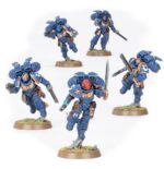 COMBAT PATROL: RAVEN GUARD WARHAMMER 40000. La Guardia del Cuervo emplea el sigilo y la inteligencia con gran eficacia, elaborando planes que les permiten golpear con fuerza y velocidad allá donde más daño haga. Esto les permite abrumar a sus rivales incluso con fuerzas reducidas: lanzan audaces asaltos que toman al enemigo por sorpresa y desaparecen con la misma velocidad, prestos a abalanzarse sobre su siguiente objetivo. Si quieres eliminar con presteza las amenazas al Imperium, esta caja es perfecta para empezar o ampliar una colección de la Guardia del Cuervo de forma más económica que comprando los kits por separado. Un móvil Capitán con propulsor de salto dirige la fuerza, acompañado por una unidad de Intercesores con propulsores de salto. Los Infiltradores y el Exoesqueleto Táctico Invictor proporcionan fuego de apoyo y toman objetivos clave. Estas 17 miniaturas de plástico representan una fuerza completa de la Guardia del Cuervo para usar en disputadas partidas del formato Patrulla de Warhammer 40,000. Puedes descargar de forma gratuita las reglas de esta Patrulla del sitio web de Warhammer Community.