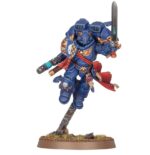 COMBAT PATROL: RAVEN GUARD WARHAMMER 40000. La Guardia del Cuervo emplea el sigilo y la inteligencia con gran eficacia, elaborando planes que les permiten golpear con fuerza y velocidad allá donde más daño haga. Esto les permite abrumar a sus rivales incluso con fuerzas reducidas: lanzan audaces asaltos que toman al enemigo por sorpresa y desaparecen con la misma velocidad, prestos a abalanzarse sobre su siguiente objetivo. Si quieres eliminar con presteza las amenazas al Imperium, esta caja es perfecta para empezar o ampliar una colección de la Guardia del Cuervo de forma más económica que comprando los kits por separado. Un móvil Capitán con propulsor de salto dirige la fuerza, acompañado por una unidad de Intercesores con propulsores de salto. Los Infiltradores y el Exoesqueleto Táctico Invictor proporcionan fuego de apoyo y toman objetivos clave. Estas 17 miniaturas de plástico representan una fuerza completa de la Guardia del Cuervo para usar en disputadas partidas del formato Patrulla de Warhammer 40,000. Puedes descargar de forma gratuita las reglas de esta Patrulla del sitio web de Warhammer Community.