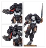 COMBAT PATROL: RAVEN GUARD WARHAMMER 40000. La Guardia del Cuervo emplea el sigilo y la inteligencia con gran eficacia, elaborando planes que les permiten golpear con fuerza y velocidad allá donde más daño haga. Esto les permite abrumar a sus rivales incluso con fuerzas reducidas: lanzan audaces asaltos que toman al enemigo por sorpresa y desaparecen con la misma velocidad, prestos a abalanzarse sobre su siguiente objetivo. Si quieres eliminar con presteza las amenazas al Imperium, esta caja es perfecta para empezar o ampliar una colección de la Guardia del Cuervo de forma más económica que comprando los kits por separado. Un móvil Capitán con propulsor de salto dirige la fuerza, acompañado por una unidad de Intercesores con propulsores de salto. Los Infiltradores y el Exoesqueleto Táctico Invictor proporcionan fuego de apoyo y toman objetivos clave. Estas 17 miniaturas de plástico representan una fuerza completa de la Guardia del Cuervo para usar en disputadas partidas del formato Patrulla de Warhammer 40,000. Puedes descargar de forma gratuita las reglas de esta Patrulla del sitio web de Warhammer Community.
