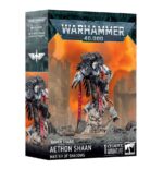 AETHON SHAAN RAVEN GUARD WARHAMMER 40000. Aethon Shaan, Señor del Capítulo de la Guardia del Cuervo, encarna los aspectos más pacientes y astutos del legado de su Primarca. Cuando elige atacar desde las sombras, lo hace con una furia fría, lanzándose contra el enemigo con las Garras de Severax envueltas en rayos, destellando entre la sangre de sus víctimas. Con este kit multicomponente de plástico puedes montar a Aethon Shaan, Señor del Capítulo de la Guardia del Cuervo, para usar en tus ejércitos de Marines Espaciales de Warhammer 40,000. Con las formidables Garras de Severax, una pistola bólter pesada y un propulsor de salto personalizado, es capaz de caer sobre los enemigos del Emperador y acabar con ellos. Posado heroicamente como si oteara el campo de batalla, es una miniatura fantástica para pintores, y viene con tres cabezas diferentes entre las que elegir: una con casco, otra con un respirador, y otra con capucha.