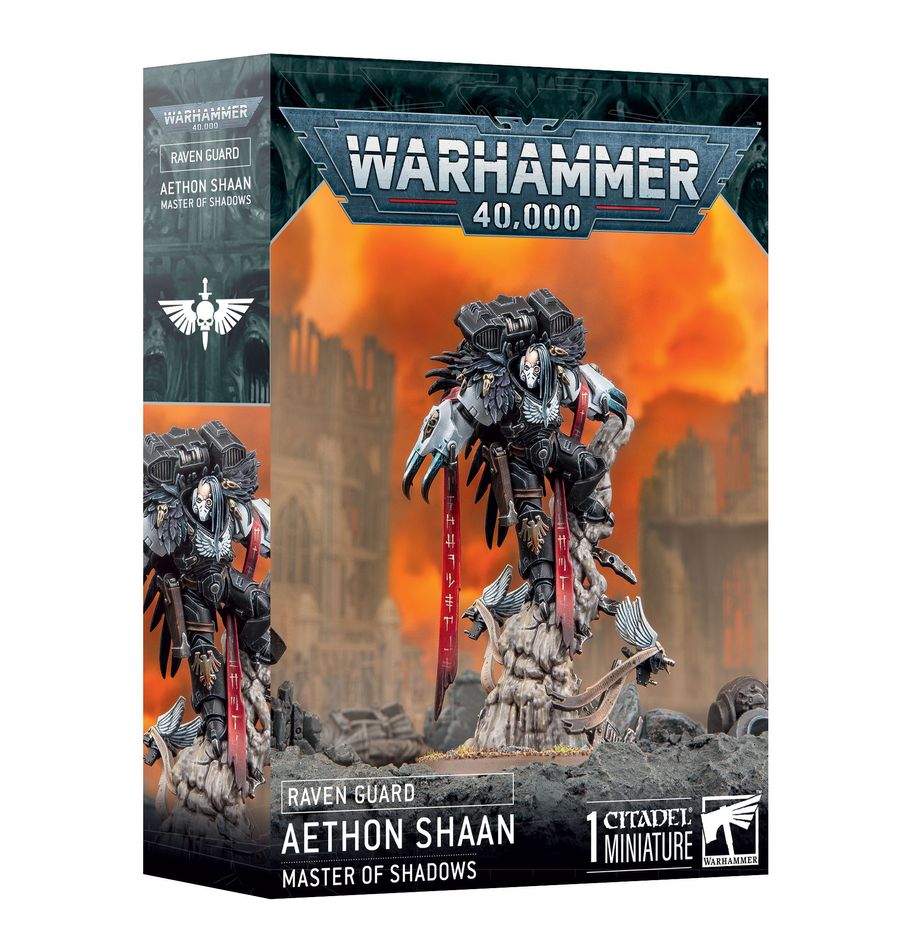 Aethon shaan raven guard warhammer 40000. Aethon shaan, señor del capítulo de la guardia del cuervo, encarna los aspectos más pacientes y astutos del legado de su primarca. Cuando elige atacar desde las sombras, lo hace con una furia fría, lanzándose contra el enemigo con las garras de severax envueltas en rayos, destellando entre la sangre de sus víctimas. Con este kit multicomponente de plástico puedes montar a aethon shaan, señor del capítulo de la guardia del cuervo, para usar en tus ejércitos de marines espaciales de warhammer 40,000. Con las formidables garras de severax, una pistola bólter pesada y un propulsor de salto personalizado, es capaz de caer sobre los enemigos del emperador y acabar con ellos. Posado heroicamente como si oteara el campo de batalla, es una miniatura fantástica para pintores, y viene con tres cabezas diferentes entre las que elegir: una con casco, otra con un respirador, y otra con capucha.