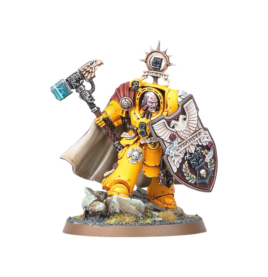 Darnath lysander raven guard warhammer 40000. Darnath lysander atraviesa a sus enemigos como un buque de guerra surcando mares tempestuosos. Sostiene en alto su escudo de tormenta, muralla, mientras golpea con el puño de dorn, y cada impacto de su martillo convierte a sus enemigos en una pasta viscosa, haciendo saltar por los aires filas enteras de guerreros. Y todo con una mirada impasible y una determinación inquebrantable. Con este kit multicomponente de plástico puedes montar a darnath lysander, un legendario guerrero de los puños imperiales para tus ejércitos de marines espaciales de warhammer 40,000. Ataviado con una robusta armadura exterminador y equipado con muralla, su escudo de tormenta personalizado, lysander atraviesa el fuego enemigo antes de descargar ataques devastadores con su martillo de trueno, el puño de dorn. Es ideal para dirigir tu fuerza a la victoria sobre el tablero de juego, y pintarlo será todo un desafío. Lysander viene con dos cabezas entre las que elegir: una con casco y otra descubierta.
