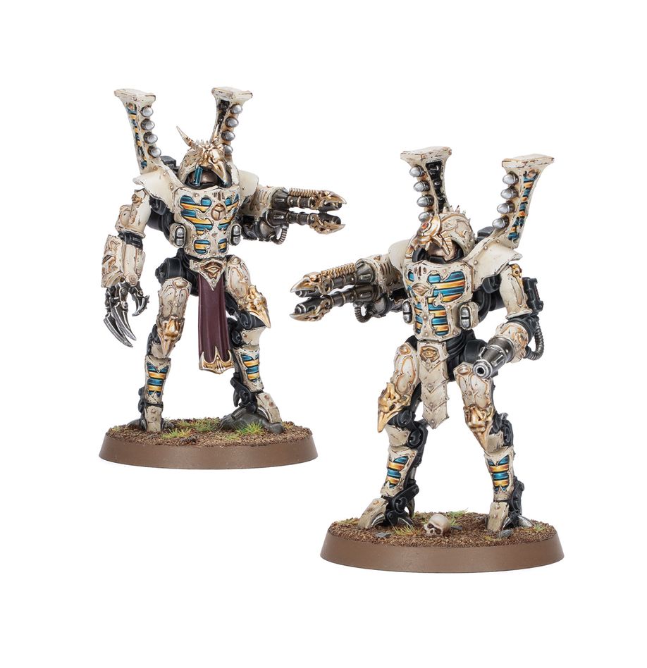 Robots sekhtar thousand sons warhammer 40000. Los maestros hechiceros emplean los robots sekhetar como centinelas proféticos para proteger lugares de poder o acechar a intrusos desprevenidos. Estos autómatas, ocultos con hechizos de ilusión y ofuscación, esperan el momento de activar sus armas arcanas y arrojar chorros de energía empírea y misiles hechiceros contra el enemigo. Con este kit multicomponente de plástico puedes montar dos robots sekhetar, poderosos autómatas de batalla para tus ejércitos de mil hijos de warhammer 40,000. Estos imponentes constructos mecánicos están equipados con lanzallamas pesados disformes y baterías fuego infernal. También están armados con un rifle de fusión piroflujo, que puede reemplazarse por un proyector de llamas disformes y una garra de energía. Son ideales para proteger objetivos clave, manteniendo fácilmente a raya a los guerreros enemigos con su letal potencia de fuego. El kit contiene 40 piezas de plástico y 2 peanas redondas citadel de 40 mm. Las miniaturas se proporcionan sin montar ni pintar. Recomendamos usar pegamento para plástico citadel y pinturas citadel colour.