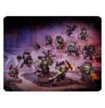 KOMMANDOS WARHAMMER 40000. Todos los Orkos de bien desconfían de los Komandoz: acechan sigilosamente al enemigo en vez de cargar de frente, y sienten una fascinación malsana por los cuchillos grandes y su aplicación en las espaldas, gargantas y tripas de la gente. Dicho esto, que una banda de Komandoz embosque al enemigo en mitad de una batalla sin duda tiene su utilidad. Con este kit multicomponente de plástico puedes montar 12 Komandoz, tipejoz ezkurridizoz para tus ejércitos de Orkos de Warhammer 40,000. A diferencia de los Orkos normales, hacen valer su sigilo para acechar al enemigo y asesinarlo a sangre fría, ofreciendo nuevas opciones tácticas a los Kaudillos más astutos (aunque no por ello menos brutales). Este kit altamente personalizable te permite montar 9 Komandoz armados con piztola y rebanadora, un Noble Jefazo, un Garrapato bomba y un Grot de diztrakzión. La caja trae un montón de opciones de montaje para que personalices tus miniaturas, así como bolsas de munición, granadas, cuchillos y armas enfundados, y hasta opciones de cabeza para algunos Komandoz.
